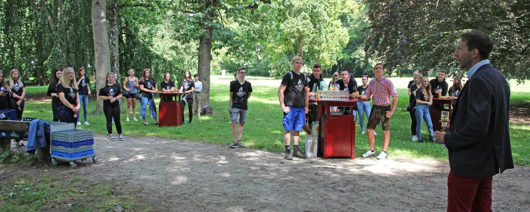 Der Oettinger Bürgermeister, Thomas Heydecker gab für die Abiturientinnen und Abiturienten einen Empfang im Hofgarten. 