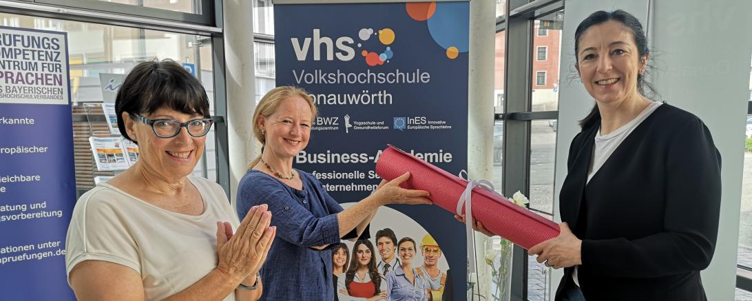 Das Bild zeigt von links nach rechts: Vhs-Geschäftsführerin Gudrun Reißer, Elke Strecker-Stadler und Doris Marchadier