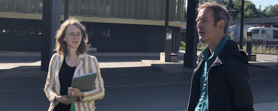 MdL Eva Lettenbauer lud am vergangenen Montagvormittag zu einem Austausch nach Nördlingen ein. Thema war die Hesselbergbahn. Auf dem Bild zu sehen (von links): MdL Eva Lettenbauer und MdL Dr. Markus Büchler. 