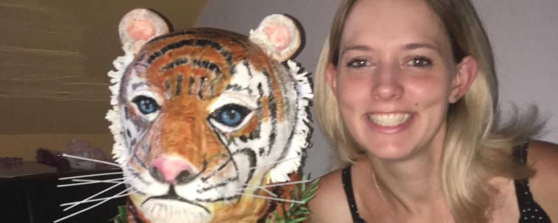 Detailreich verziert Jennifer Kristen ihre Tortendekorationen. 