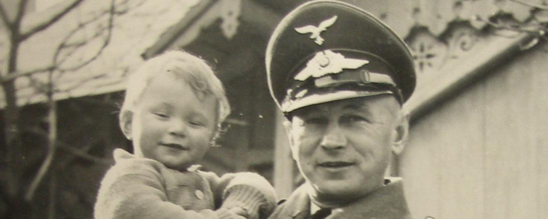 Wehrmachtssoldat mit zwei Kindern