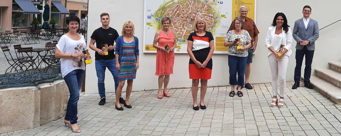 Auf dem Bild zu sehen (von links): Melina Scheurer vom Ferienland Donau-Ries, Familie Mäurer vom Egerhäusle, Frau Lechner von der Ferienwohnung Am Himmelreich, Rosi Lipp von der Altstadtperle, Familie Schulz der Ferienwohnung Irmgard, Sarah Wörz aus der Tourist-Information und Oberbürgermeister David Wittner. 