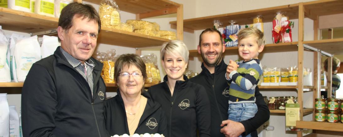 Familie Landes im alten Hofladen. 