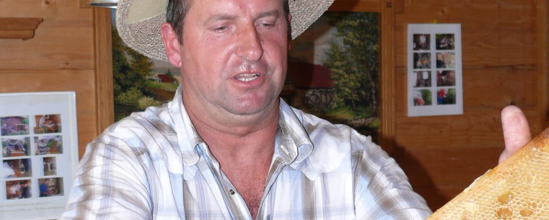 Imker Göck mit voller Wabe