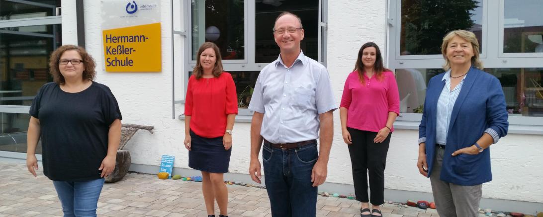 Fünf Personen stehen vor Hermann-Keßler-Schule
