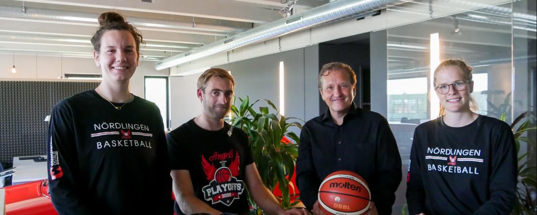 BG-Vorstand Peter Struck hatte zur Vertragsunterzeichnung bei XCYDE in Leipheim Begleitung dabei: die Neuzugänge Nani Ilmberger und Anneke Schlüter wurden von XCYDE-Marketing-Chef Olaf Butterbrod willkommen geheißen.