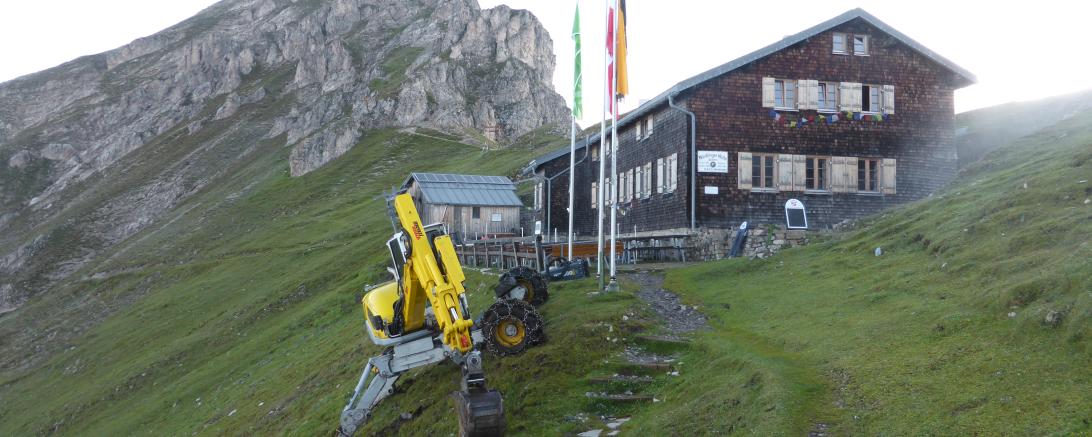 Die Bauarbeiten für Ver- und Entsorgungsleitung zur Nördlinger Hütte, der höchstgelegenen Schutzhütte im Karwendel, sind im vollen Gange. 