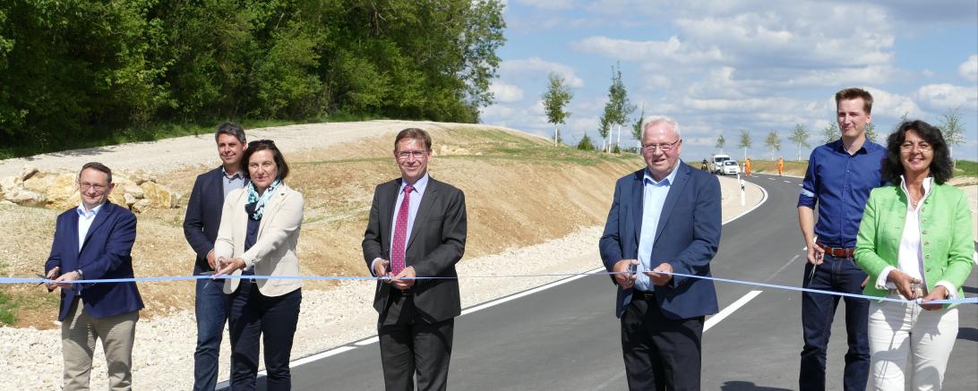 Am vergangenen Dienstag fand am Lerchenberg zwischen Hohenaltheim und Mönchsdeggingen die feierliche Eröffnung des Straßenabschnitts der DON 9 statt. Auf dem Bild zu sehen (von links): MdB Ulrich Lange, Gerhard Schappin, Leiter Tiefbau Landkreis Donau-Ries, Bürgermeisterin Karin Bergdolt, Landrat Stefan Rößle, Johannes Käser, Baufirma Thannhauser, Thomas Ender, Büro Arnold Consult AG und Bürgermeisterin Martina Göttler. 