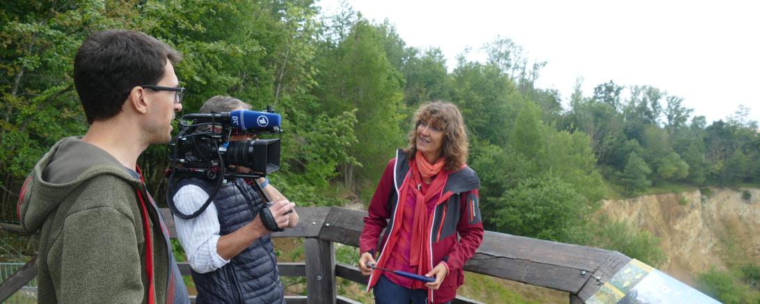 Dreharbeiten im Lindle mit Regisseur Tobias Chmura, Kameramann Markus Wessely und der Geologin des Geoparks Ries Gisela Pösges (von links nach rechts)
