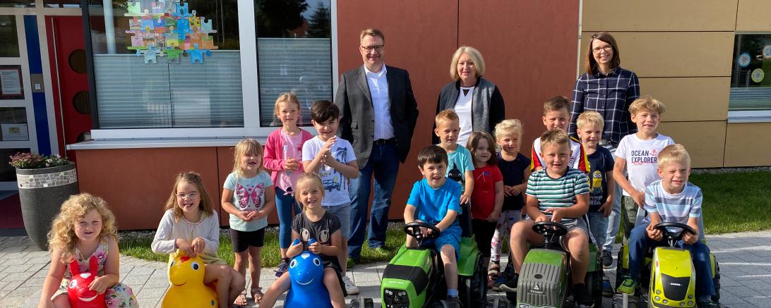 Der Kindergarten St. Ulrich in Buchdorf freut sich über die 500 Euro Spende der FRANKENRASTER GmbH: (v.li.) Geschäftsführer Hans-Joachim Meinert, Kindergartenleitung Iris Czesch, Erzieherin Annemarie Hörmann und die Kinder der Bärenbande.