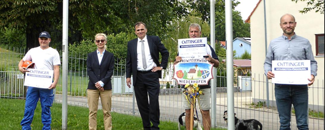 Die Scheckübergabe der vierteljährlichen OeTTINGER Mitarbeiterförderung sorgt für strahlende Gesichter (von links): Markus Schwamm (Schlosserei), Pia Kollmar, Dr. Andreas W. Boettger (beide Geschäftsführung), Peter Leister (Fuhrpark) und Alexander Leykauf (Braumeister in der Herstellung Süd).