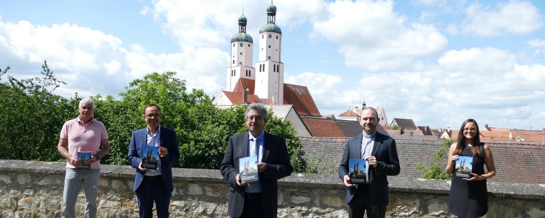 Kulturreferent Josef Barta, Bürgermeister Dr. Martin Drexler, Autor Dr. Leo Hintermayr, Stadtpfarrer Wolfgang Gebert und Tourismusleiterin Judith Strohhofer bei der offiziellen Präsentation des neuen Druckwerkes. 