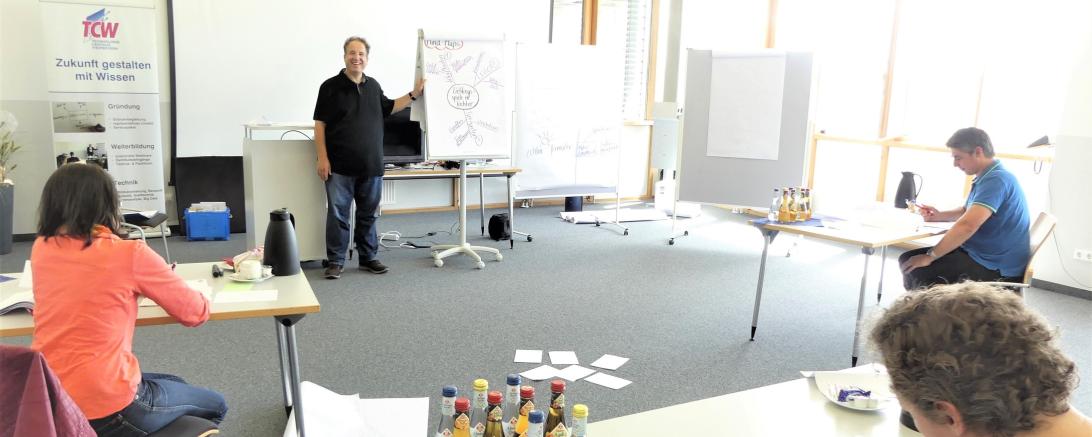 Mann hält Seminar am TCW vor Zuhörern