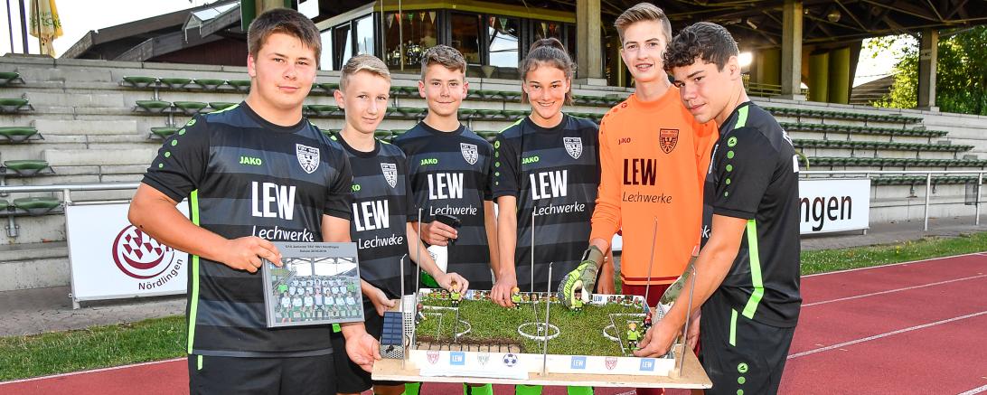 Junge Fußballer mit Mini-Fußballplatz