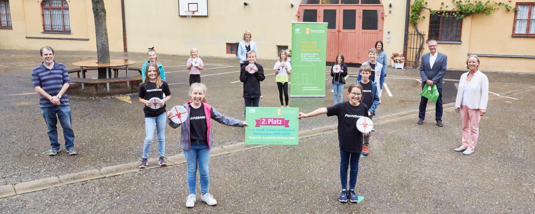 Sieger beim 3malE-Schülerwettbewerb: Die „Moviebande“ mit ihrem betreuenden Lehrer Dieter Scholz (links) von der Grundschule Nördlingen-Mitte belegen beim Wettbewerb „Klimanutzen“ den zweiten Platz.