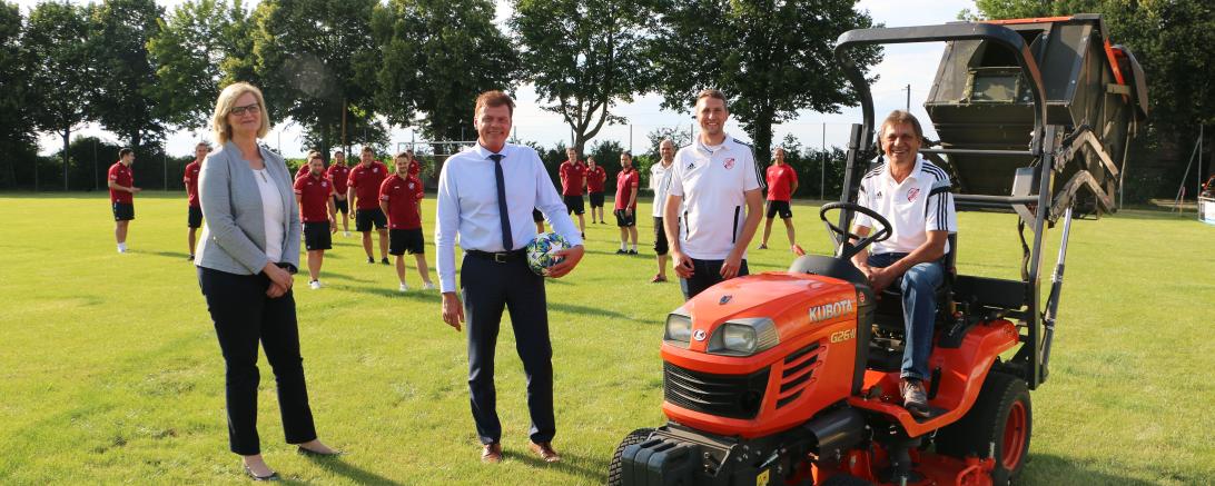 Der neue Rasenmäher wird vorgestellt (von links): Christina Frings und Michael Grundler (RVB Ries), Ulrich Neidhart (2. Vorstand) und Werner Bissinger (1. Vorstand TSV Möttingen) 