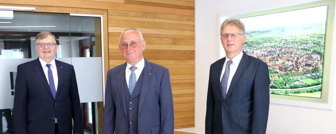 Mit einem sehr herzlichen „Vergelt’s Gott“ verabschiedeten die Vorstände der Raiffeisen-Volksbank Ries, Paul W. Ritter (links) und Bernhard Ströbele (rechts), den langjährigen Prokuristen Werner Deixler in den Ruhestand