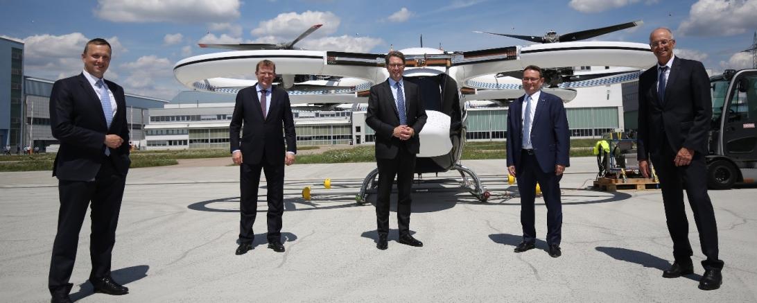 Auf dem Bild zu sehen (von links): Stefan Thomé, Chefingenieur Airbus Helicopters, MdB Reinhard Brandl, Bundesminister Andreas Scheuer, MdB Ulrich Lange mit Airbus Helicopters Deutschlandchef Wolfgang Schoder am CityAirbus.