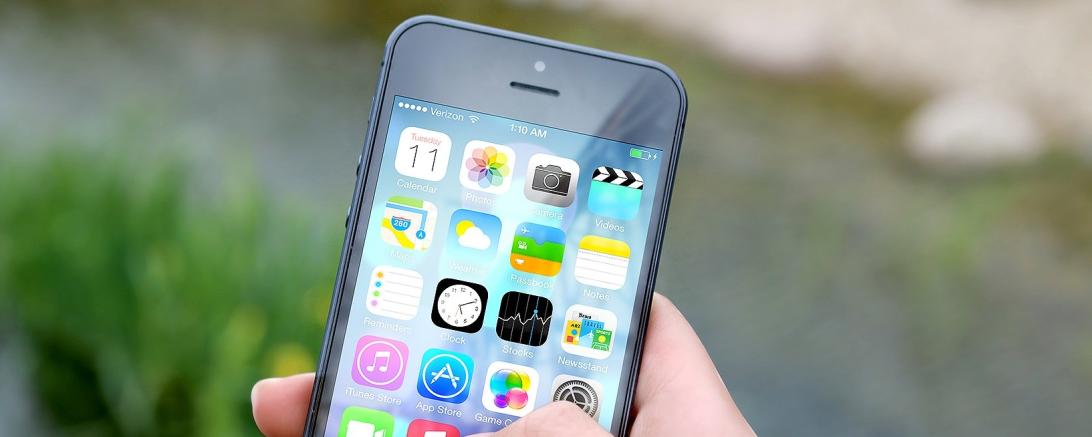 Hand hält ein Smartphone