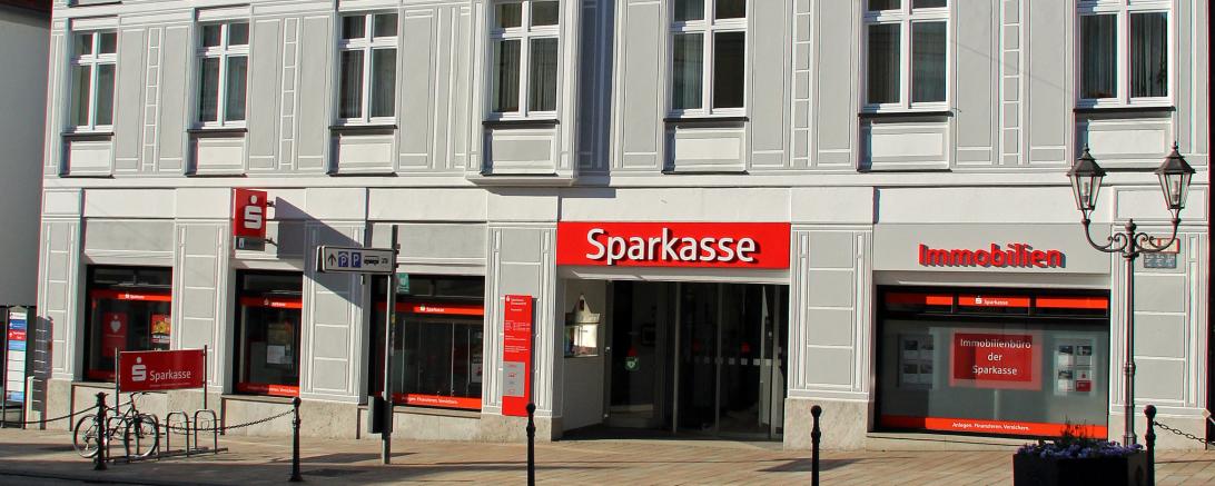 Ansicht der Hauptstelle der Sparkasse Donauwörth. 