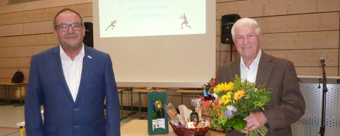 Der neue Sportbeiratsvorsitzende Roland Pickhard verabschiedet seinen Vorgänger Alfred Stöckl.