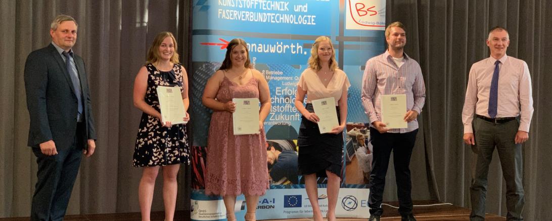 von links) Marlies Dollmann, Laura Meyer, Jessica Fröhlich und Maximilian Koller. Übergeben wurden die Urkunden von Studiendirektor Konrad Fieger (links außen) und Oberstudiendirektor Peter J. Hoffmann