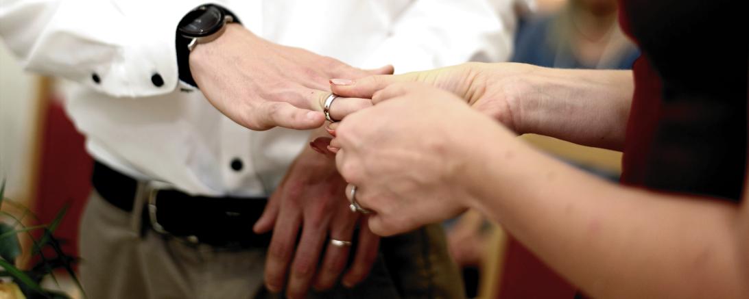 Frau steckt Mann Ehering an