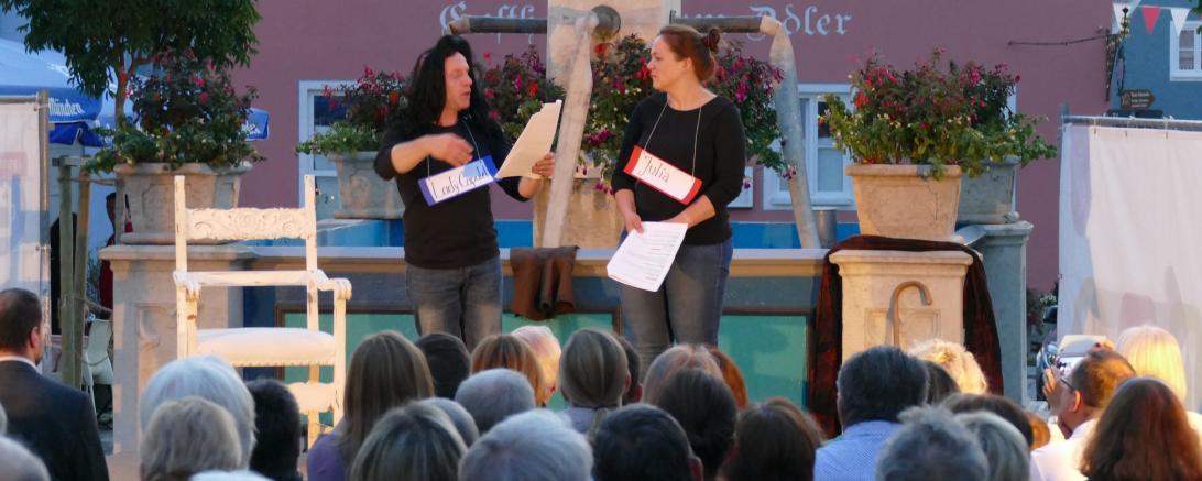Theateraufführung am Marktplatz in Wemding