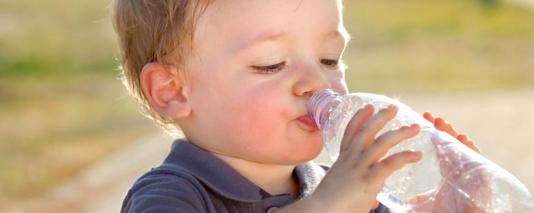Kleinkind trinkt aus Wasserflasche