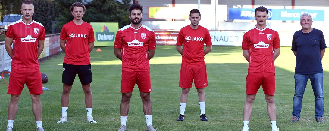 Fußballer und Verantwortliche auf Rasen