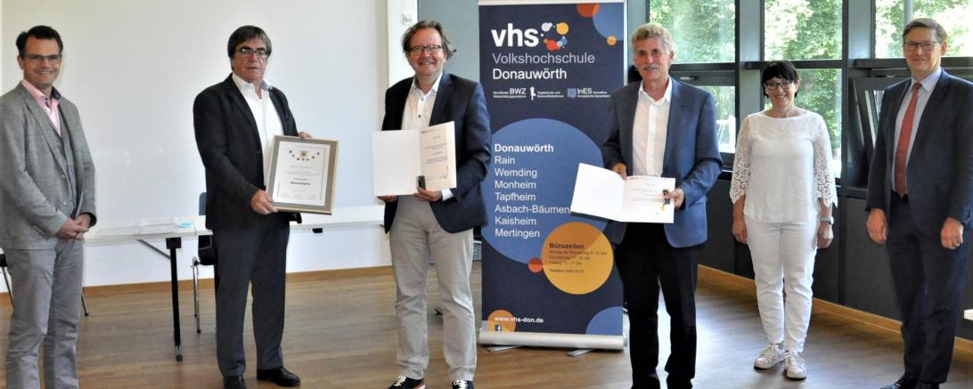 Fünf Männer und eine Frau, drei Männer mit Urkunde, dahinter Roll-Up der VHS Donauwörth
