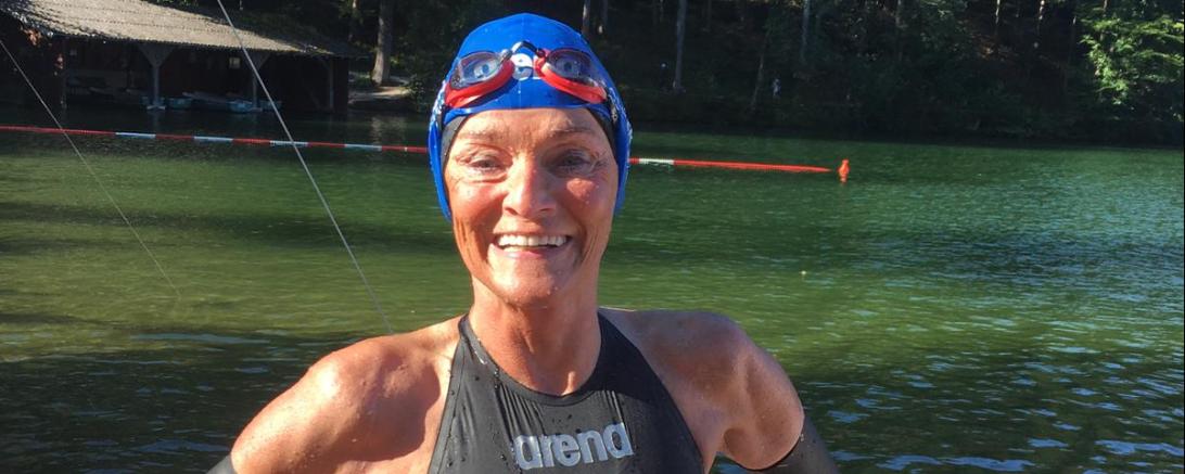 Claudia Koch freut sich nach dem Zieleinlauf über ihre Leistung.