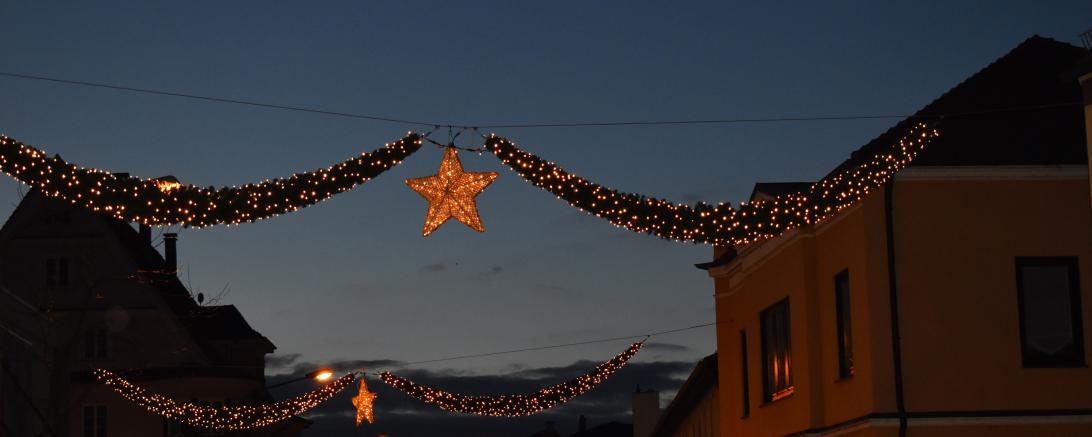 Stern hängt an Girlande über Donauwörther Straße