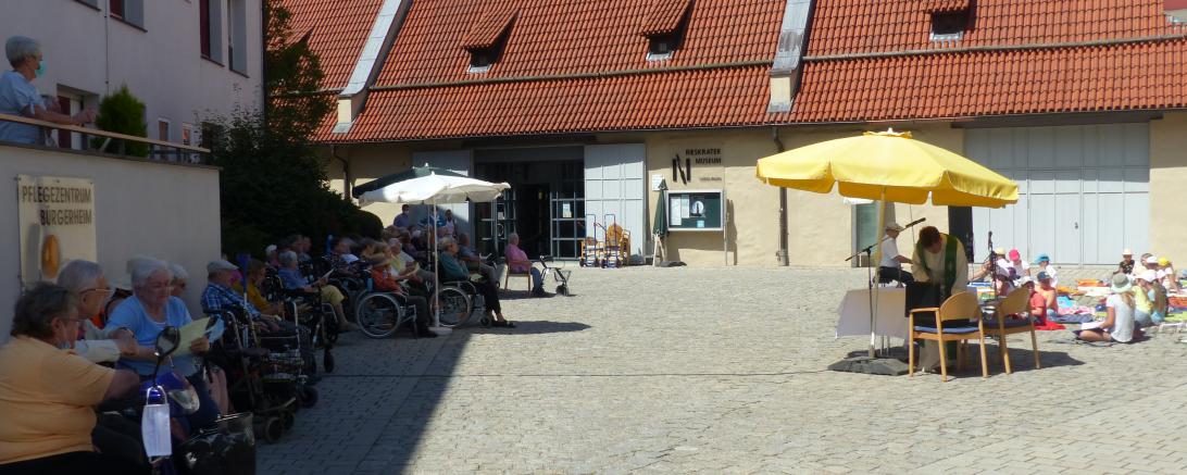 Freiluftgottesdienst im Bürgerheim in Nördlingen. 
