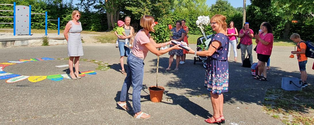 Es verabschieden sich die (von links): Elternbeiratsvorsitzende Anna Thum, ihre Stellvertreterin Claudia Steinmeyer bei der Überreichung des Klasssenbuchs an Margit Wöllmer, im Hintergrund die weiteren  Elternbeirätinnen Manuela Weizmann und Katrin Ahne. 