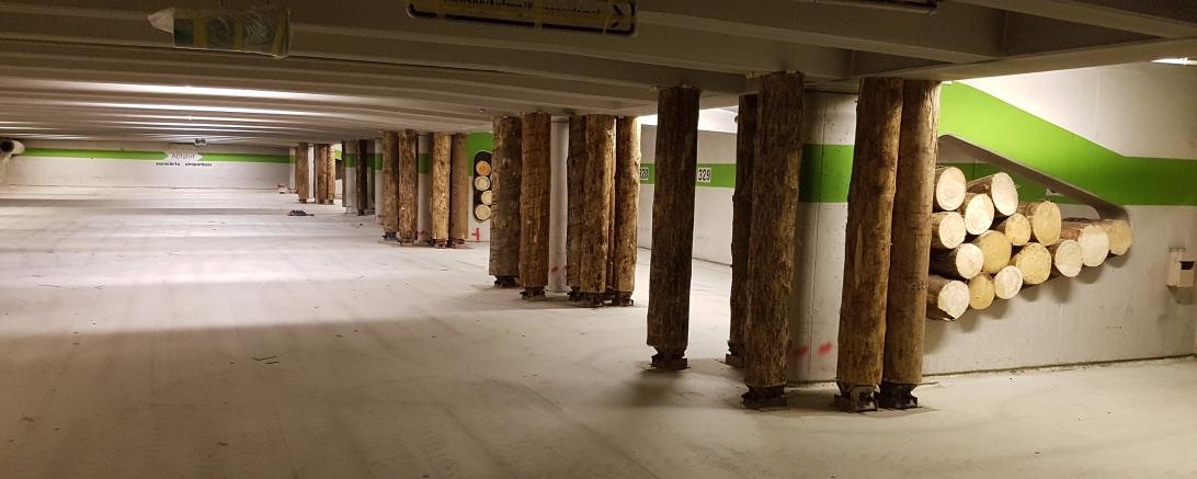 Die Sanierungsarbeiten im Parkhaus am Münster laufen auf Hochtouren, die Betonabtragsarbeiten sind vollständig erledigt und weite Teile der Stützen und Wandsanierungen sind abgeschlossen. 