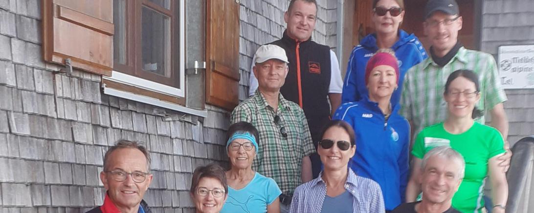 Auf dem Foto vor der Nördlinger Hütte vorne von links: Helmut Kaumeier, Sandra Dollmann, Maria Dotzauer, Elke Senz unf Hans Niederhuber, zweite Reihe von links Oliver Kemmesies, Patrycja Weng und Simone Müller, dahinter von links Tobias Müller, Martina Domhöfer und Henning Breuer. 