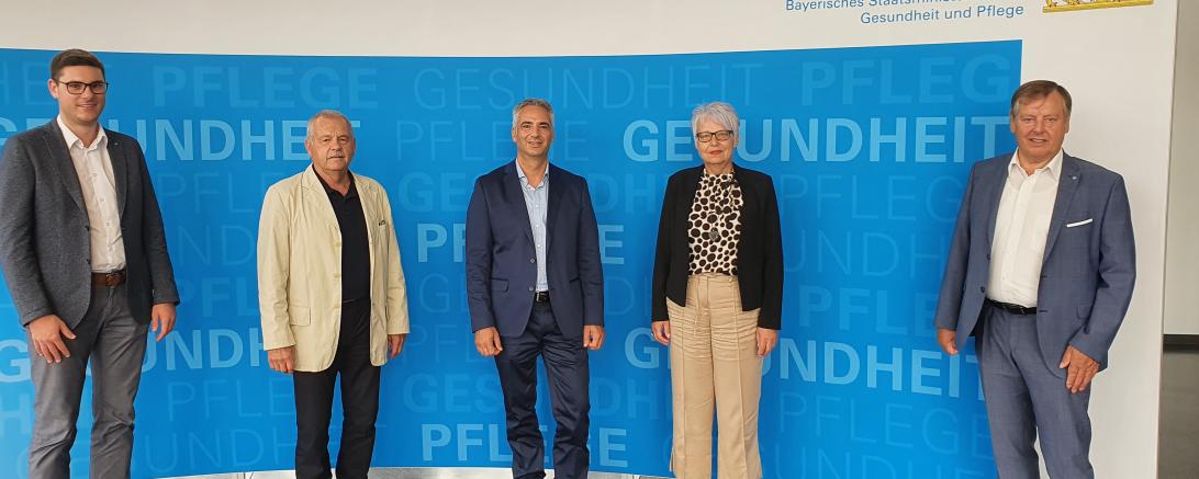 Stadtrat Michael Dinkelmeier, Stadtrat Roland Schuster, Caritas Geschäftsführer Michael Fischer, Vorsitzende Gerda Trollmann und MdL Johann Häusler im Gesundheitsministerium in München.