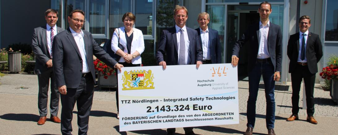 Politiker mit großem Spendenscheck