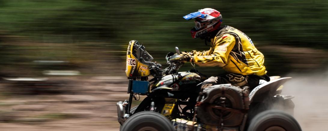 Fahrer rast auf Quad