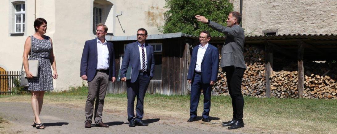 Vier Herren und eine Dame besichtigen Auhausen