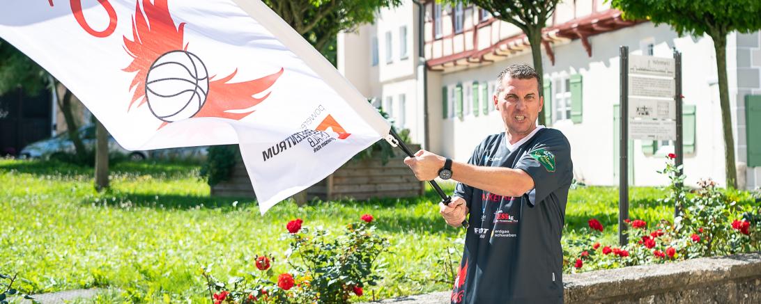 Mann in Park mit Fahne