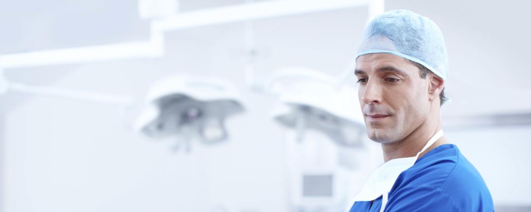 Arzt mit Krankenhauskleidung in OP-Saal