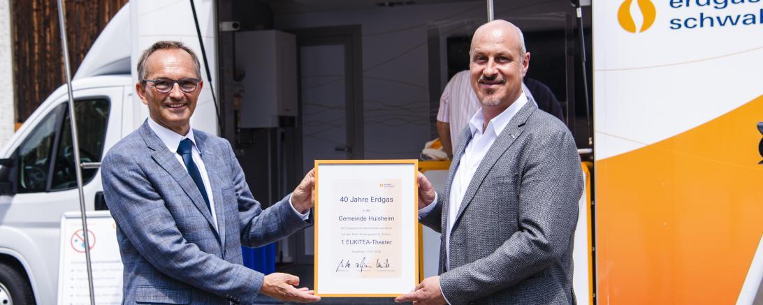 Harald Müller, erster Bürgermeister in Huisheim (rechts), und Helmut Kaumeier, Leiter Kommunalkunden Erdgas Schwaben
