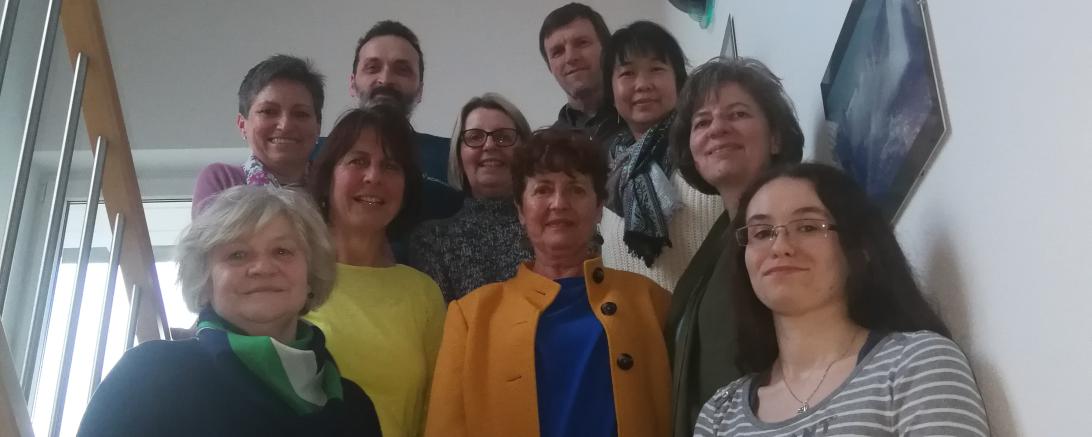 Absolventen Hospizkurs stehen auf Treppe