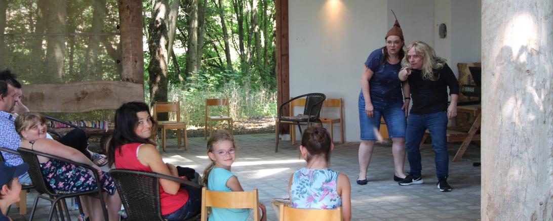 Viel Spaß hatten die Kinder beim Mitmachtheater mit "Hänsel" Kerstin Egerer und "Gretel" Sepp Egerer.