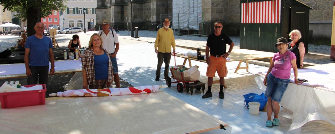 Einige der teilnehmenden Künstlerinnen und Künstler bei der öffentlichen Malaktion am Marktplatz
