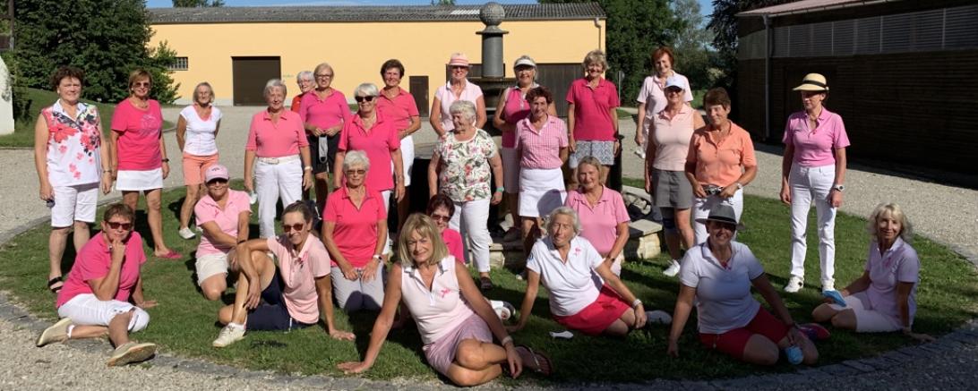 Gruppe von knapp 30 Damen mit rosa Kleidung