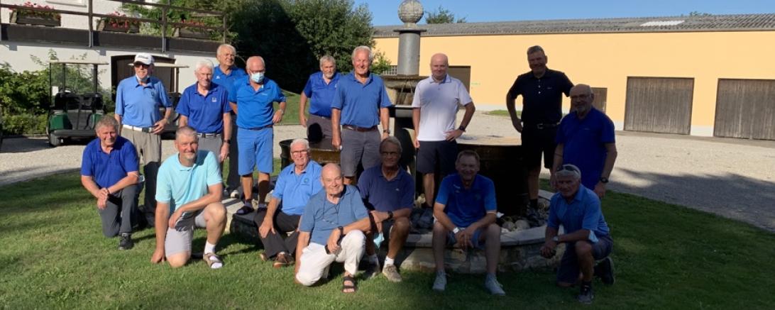 Gruppe von Herren in blauer Kleidung 