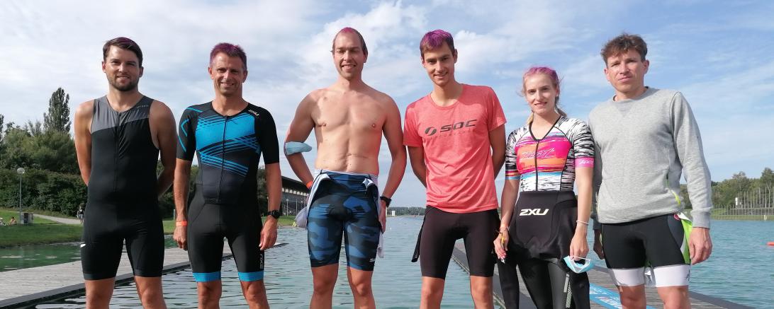 Sechs Personen stehen vor Freiluft-Schwimmbecken